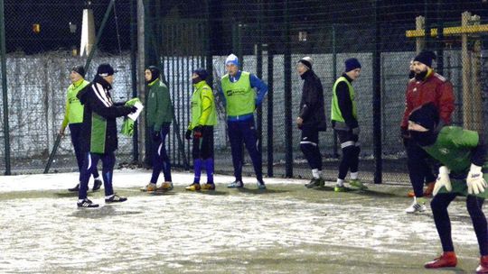 Piłkarze odchudzeni wrócili do treningów (video)