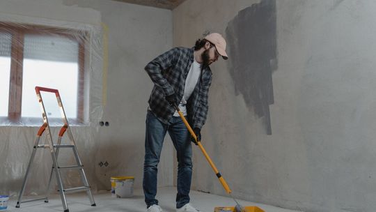 Polak remontuje mieszkanie. Fachowców omija z jednego powodu
