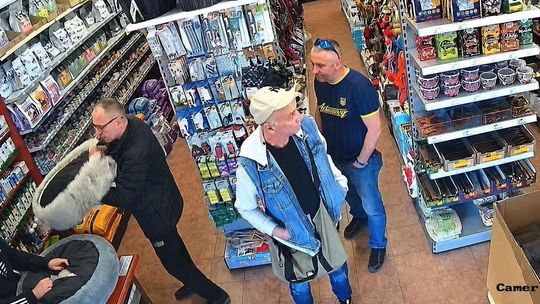 Policja w Gnieźnie poszukuje trzech mężczyzn podejrzanych o kradzieże. Rozpoznajesz ich?