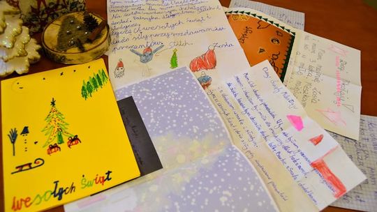 Policjanci i pracownicy śremskiej policji spełniają świąteczne marzenia dzieci