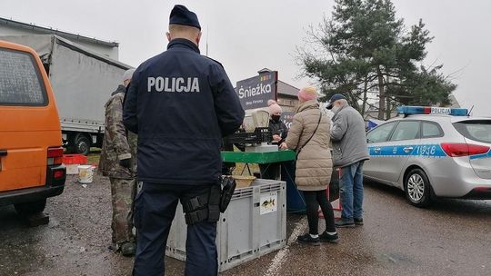 Policjanci kontrolują punkty sprzedaży choinek oraz żywych ryb