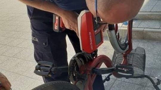 Policjanci oznakują rowery