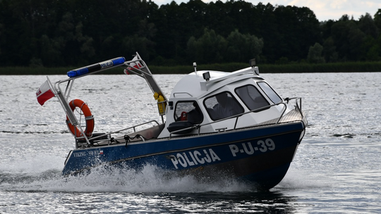 Policjanci uratowali 10-latkę. Wpadła do jeziora i nie wypłynęła, była już sina