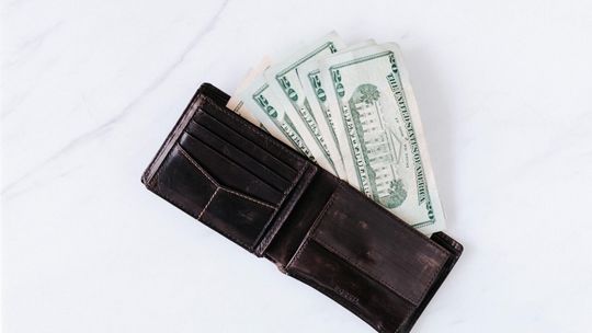 Portfele męskie – jak wybrać funkcjonalny i trwały dodatek