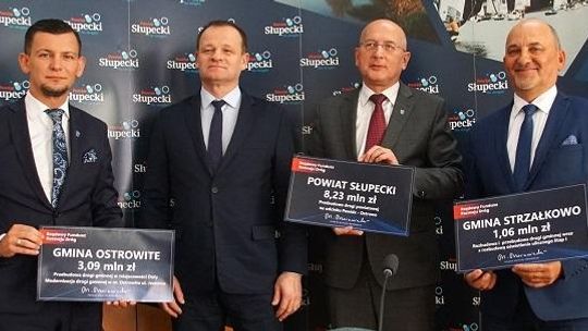 Poseł wręczył czeki. Słupeckie samorządy rozbiły bank