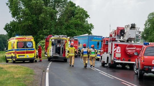 strażacy i ratownicy podczas działań ratowniczych