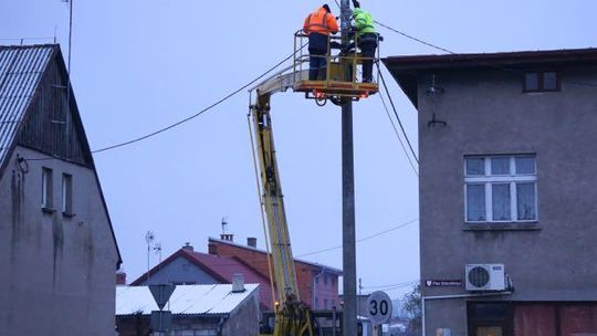 Prace na wysokości w centrum Pyzdr. Stare słupy zastąpią nowe