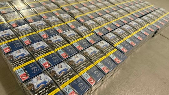 Prawie 1200 paczek papierosów bez akcyzy. 40-latek z powiatu gostyńskiego z zarzutem