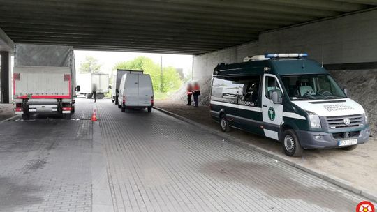 Przeciążona ciężarówka i busy. Posypały się mandaty