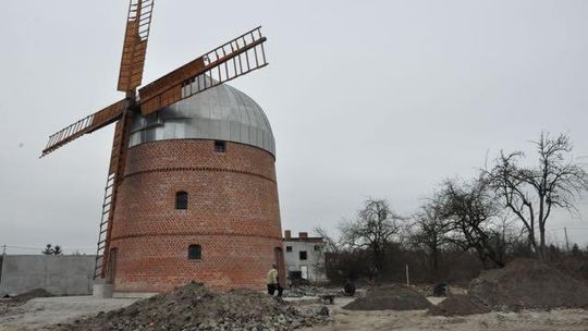 Przy wiatraku powstanie drewniana wiata. Pieniądze już są