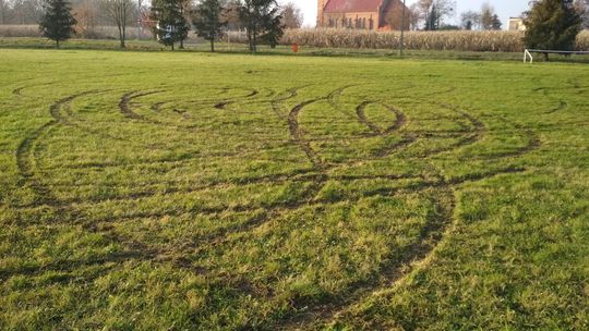 Pseudorajdowiec poszukiwany. Zniszczył murawę boiska w Gozdowie