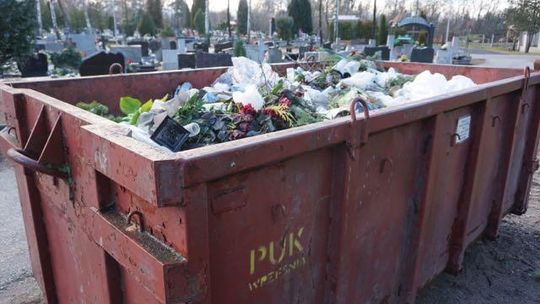 Radiowe SOS: Śmieci na cmentarzu. Problem załatwia jeden kontener