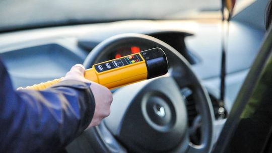 Radny jechał na podwójnym gazie. Uderzył w słup energetyczny