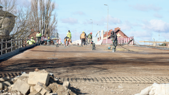 Remont wiaduktu przy ul. Paderewskiego we Wrześni nabiera tempa. Wkrótce betonowanie płyty wiaduktu