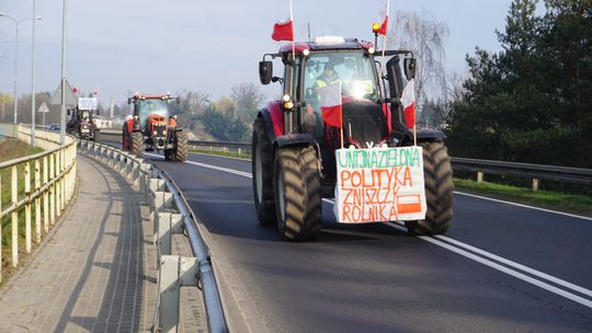 Rolnicy blokują i przepraszają kierowców. "To jest tragedia"