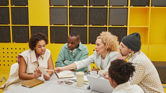 Rozwój Kariery w Branży Kreatywnej: Co Należy Wiedzieć?