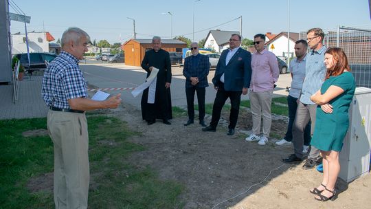 grupka osób na placu budowy