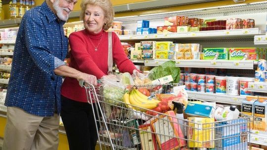 Seniorzy napędzają handel. Wydają już co czwartą złotówkę