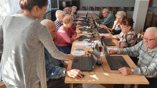 Seniorzy przy komputerach. Zajęcia w centrum kultury na półmetku