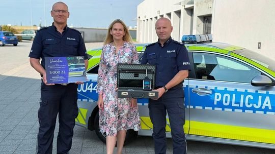 Sonometr i voucher na alkomat. Prezenty z okazji Święta Policji