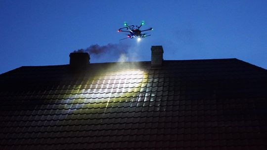 Spalał plastikowe części samochodowe w piecu