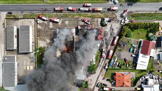 Spłonęło tysiące zabawek. Ogromny pożar hurtowni Bemag w powiecie wrzesińskim [ZDJĘCIA]