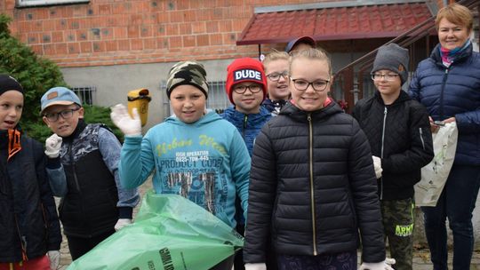 Sprzątali świat, zbierają zużyte baterie