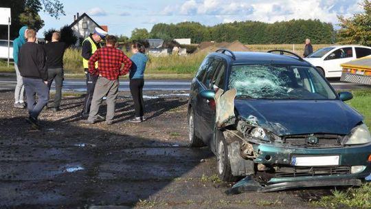 Stłuczka na zakręcie. Jedna osoba trafiła do szpitala (galeria)