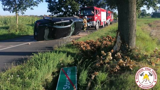 Stracił panowanie nad pojazdem. Dachował i uderzył w drzewo