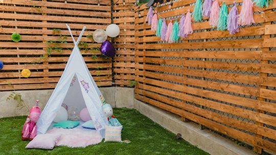 Strefa zabaw w ogrodzie – jak stworzyć przestrzeń dla całej rodziny?