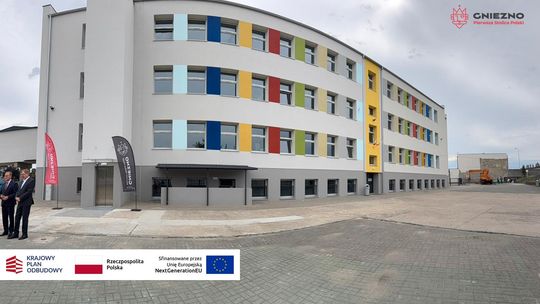 Szkoła Podstawowa nr 8 w Gnieźnie po gruntownej termomodernizacji. Nowa winda i panele słoneczne na dachu