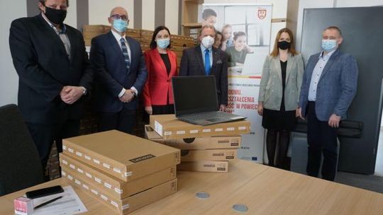 Szkoły otrzymały "unijne" laptopy. Dyrektorzy przekażą je uczniom