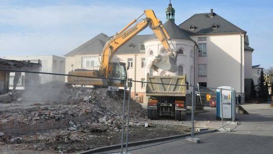 Szpital bez skrzydła. Trwa wyburzanie (galeria+video)