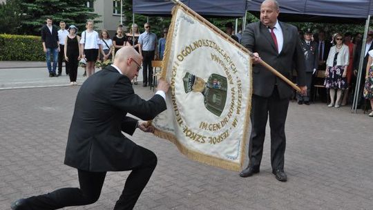 Sztandar szkoły wprowadzić! Duże wydarzenie w ZSTiO (galeria)