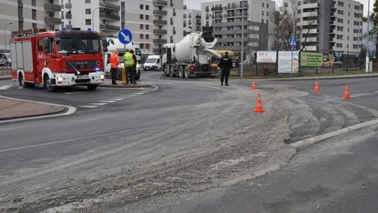 Tego jeszcze nie było! Rozlał się beton na drodze (galeria)