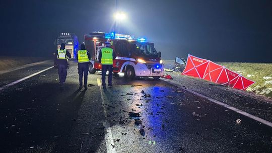 Tragedia na krajowej „piętnastce”. Policja szuka świadków czołowego zderzenia
