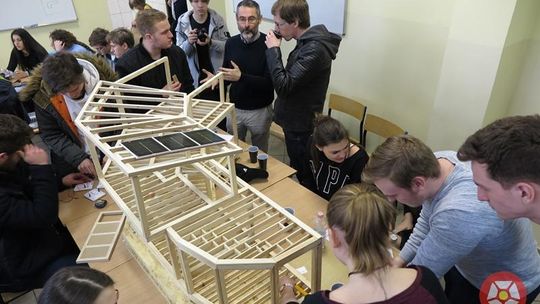 Uczniowie budują dom dla Europy
