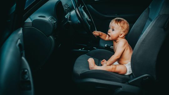 Upał i zamknięty samochód. Śmiertelne zagrożenie dla dzieci i zwierząt