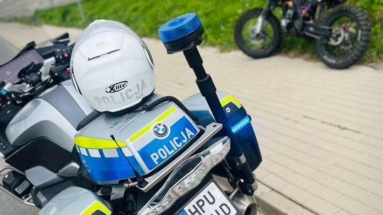 Urodzinowa przejażdżka bez kasku, prawa jazdy i OC. 22-latek miał ponad 0,7 promila alkoholu
