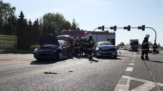 Utrudnienia w Nekli. Zderzenie dwóch samochodów