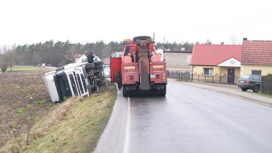 W Czeszewie TIR wpadł do rowu