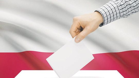 wkładanie karty wyborczej do urny