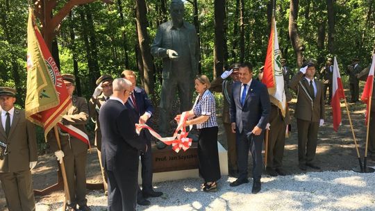 W Jarocinie odsłonięto pomnik prof. Jana Szyszko