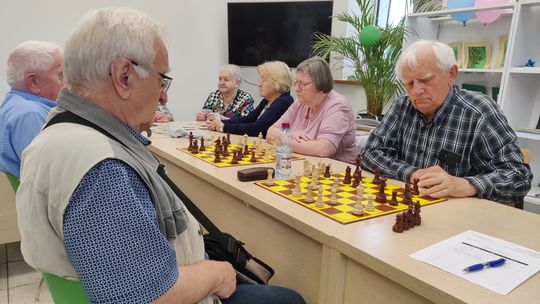seniorzy grają w szachy
