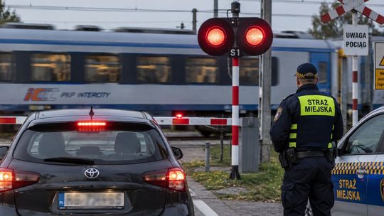 Ważna zmiana na przejazdach: mandaty wystawi nam nie tylko policja