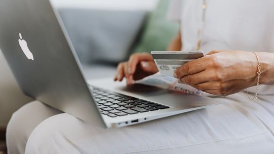 Wchodzą nowe cła. Dopłata 5 zł do paczki? To może być pułapka cyberoszustów