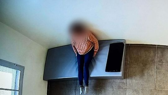 Wezwała pogotowie do swojej matki. Później zaatakowała ratowników