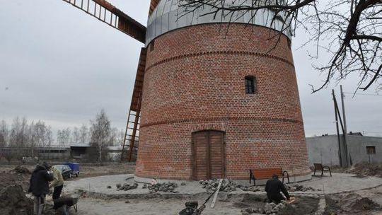 Wiatrak jeszcze będzie mielił zboże. I to za niedługo (galeria)