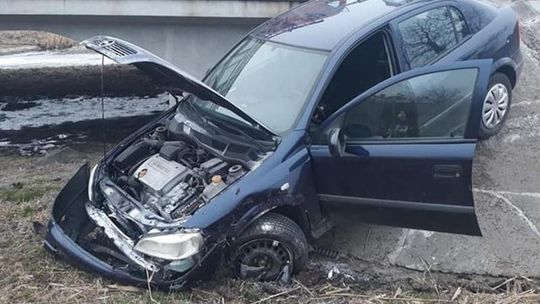 Wjechał do przydrożnego rowu. Na szczęście nic mu się nie stało