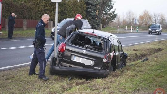 Wjechał do rowu i uciekł  - policja ustala dane kierowcy